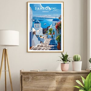 K&ouml;nnte beinhalten: Ein Vintage-Reiseposter mit einer blauen und wei&szlig;en Illustration einer Stra&szlig;e in Santorini, Griechenland. Das Poster zeigt eine blaue Kuppelkirche, wei&szlig;e Geb&auml;ude und eine gepflasterte Stra&szlig;e, die hinunter zum blauen &Auml;g&auml;ischen Meer f&uuml;hrt. Der Text "SANTORINI GRIECHENLAND" steht oben auf dem Poster.