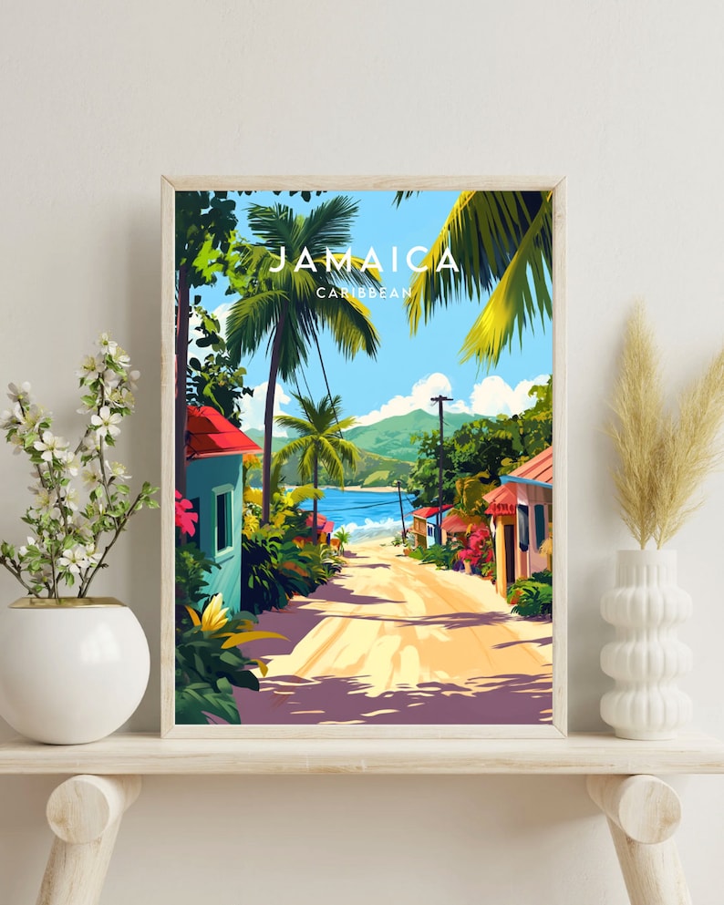 Op de afbeelding: Een kleurrijke illustratie van een straatbeeld in Jamaica. De afbeelding toont palmbomen, huizen en een onverharde weg die naar een strand leidt. De tekst "Jamaica Caribbean" staat bovenaan de afbeelding.