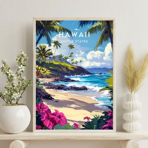 Puede incluir: Una impresi&oacute;n art&iacute;stica enmarcada de una escena de playa hawaiana. La impresi&oacute;n presenta una playa de arena, agua turquesa, palmeras y flores rosas vibrantes. Las palabras "HAWAII UNITED STATES" est&aacute;n impresas en la parte superior.