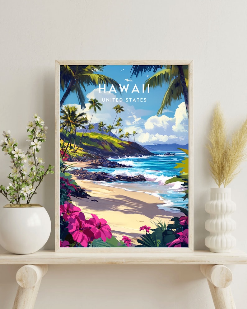 Puede incluir: Una impresi&oacute;n art&iacute;stica enmarcada de una escena de playa hawaiana. La impresi&oacute;n presenta una playa de arena, agua turquesa, palmeras y flores rosas vibrantes. Las palabras "HAWAII UNITED STATES" est&aacute;n impresas en la parte superior.