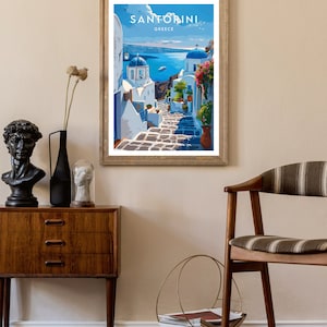 K&ouml;nnte beinhalten: Ein Vintage-Reiseposter in Blau-Wei&szlig; mit Blick auf Santorini, Griechenland. Das Poster tr&auml;gt den Text "Santorini, Griechenland" oben.