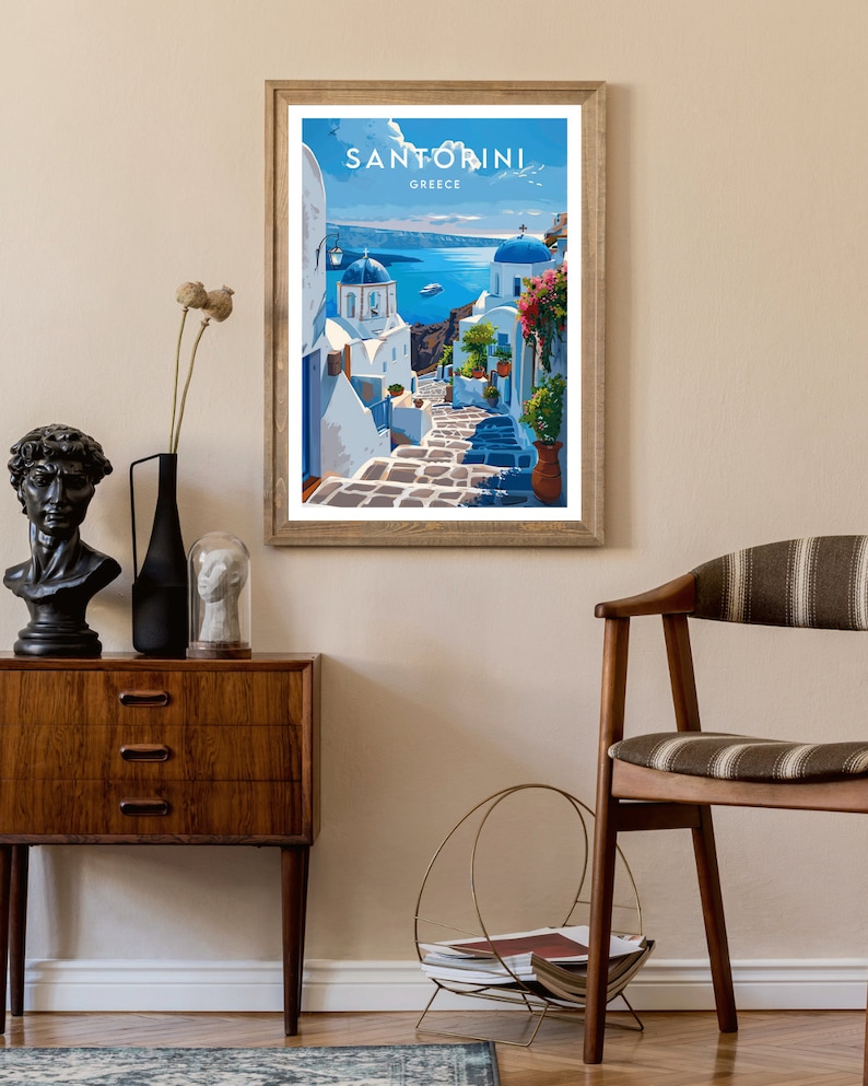 K&ouml;nnte beinhalten: Ein Vintage-Reiseposter in Blau-Wei&szlig; mit Blick auf Santorini, Griechenland. Das Poster tr&auml;gt den Text "Santorini, Griechenland" oben.