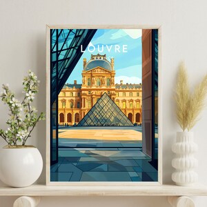 Puede incluir: Una ilustraci&oacute;n enmarcada del Museo del Louvre en Par&iacute;s, Francia. La imagen muestra la ic&oacute;nica pir&aacute;mide de vidrio frente al museo, con el texto "LOUVRE FRANCE" en la parte superior.