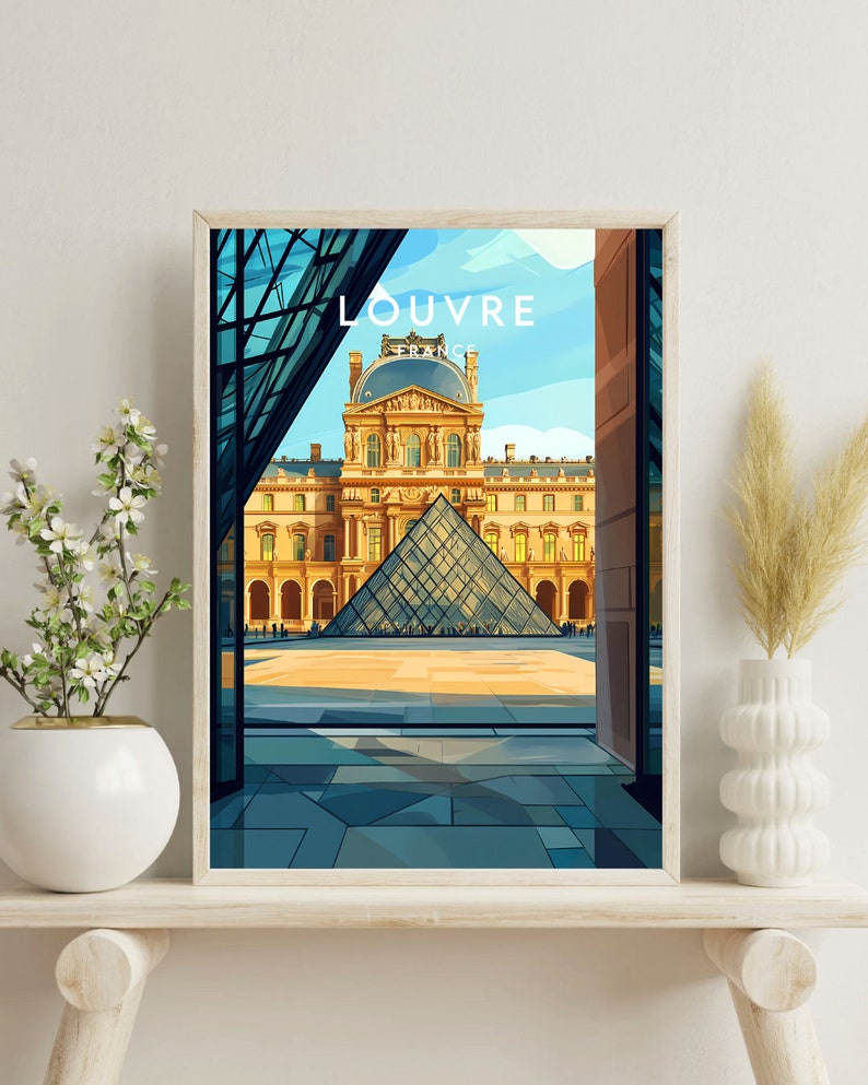 Puede incluir: Una ilustraci&oacute;n enmarcada del Museo del Louvre en Par&iacute;s, Francia. La imagen muestra la ic&oacute;nica pir&aacute;mide de vidrio frente al museo, con el texto "LOUVRE FRANCE" en la parte superior.