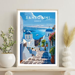 K&ouml;nnte beinhalten: Eine farbenfrohe Illustration einer Stra&szlig;enszene in Santorini, Griechenland. Das Bild zeigt wei&szlig;e Geb&auml;ude mit blauen Akzenten, eine gepflasterte Stra&szlig;e und einen Blick auf die &Auml;g&auml;is. Der Text "SANTORINI GREECE" befindet sich oben im Bild.