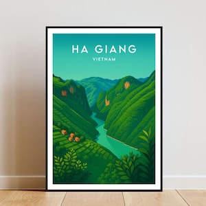 Może przedstawiać: Oprawiony wydruk artystyczny przedstawiający krajobraz Ha Giang w Wietnamie. Grafika przedstawia bujne zielone góry, turkusową rzekę i biały napis "HA GIANG VIETNAM". Wydruk jest prezentowany na drewnianej podłodze.