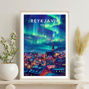 Pode incluir: Uma ilustra&ccedil;&atilde;o colorida da cidade de Reykjavik, Isl&acirc;ndia, com a aurora boreal no c&eacute;u acima. A cidade &eacute; representada com edif&iacute;cios coloridos e um campan&aacute;rio de igreja. O texto "REYKJAVIK" e "ICELAND" &eacute; vis&iacute;vel na imagem.