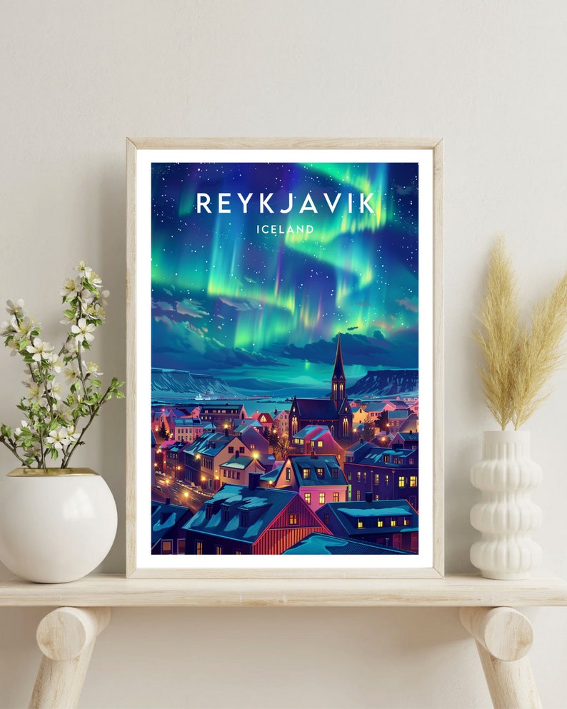 Pode incluir: Uma ilustra&ccedil;&atilde;o colorida da cidade de Reykjavik, Isl&acirc;ndia, com a aurora boreal no c&eacute;u acima. A cidade &eacute; representada com edif&iacute;cios coloridos e um campan&aacute;rio de igreja. O texto "REYKJAVIK" e "ICELAND" &eacute; vis&iacute;vel na imagem.