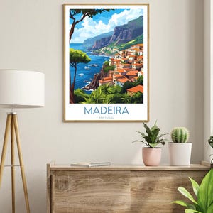 Pu&ograve; includere: Un'illustrazione colorata di una citt&agrave; costiera a Madeira, Portogallo. L'immagine presenta una citt&agrave; in collina con edifici colorati, un oceano blu e alberi verdi. Il testo "MADEIRA PORTUGAL" &egrave; in basso nell'immagine.