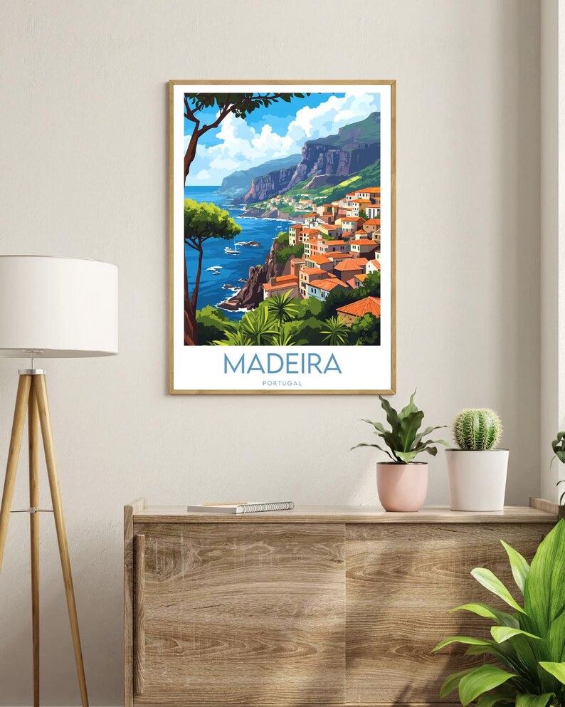 Pu&ograve; includere: Un'illustrazione colorata di una citt&agrave; costiera a Madeira, Portogallo. L'immagine presenta una citt&agrave; in collina con edifici colorati, un oceano blu e alberi verdi. Il testo "MADEIRA PORTUGAL" &egrave; in basso nell'immagine.