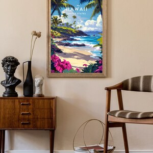 Puede incluir: Una impresi&oacute;n art&iacute;stica enmarcada que presenta una vibrante escena de playa hawaiana. La obra de arte muestra una playa de arena, agua turquesa, palmeras y flores rosas bajo un cielo azul brillante. El texto "HAWAII UNITED STATES" se muestra en la parte superior.