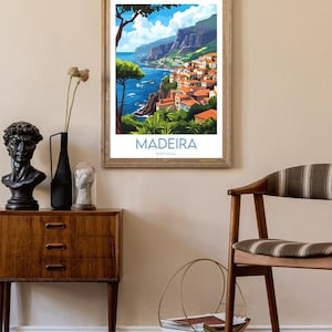 Pu&ograve; includere: Un'illustrazione colorata di una citt&agrave; costiera a Madeira, Portogallo. L'immagine mostra una citt&agrave; in collina con edifici colorati, un mare blu e alberi verdi. Il testo "MADEIRA PORTUGAL" &egrave; in basso nell'immagine.