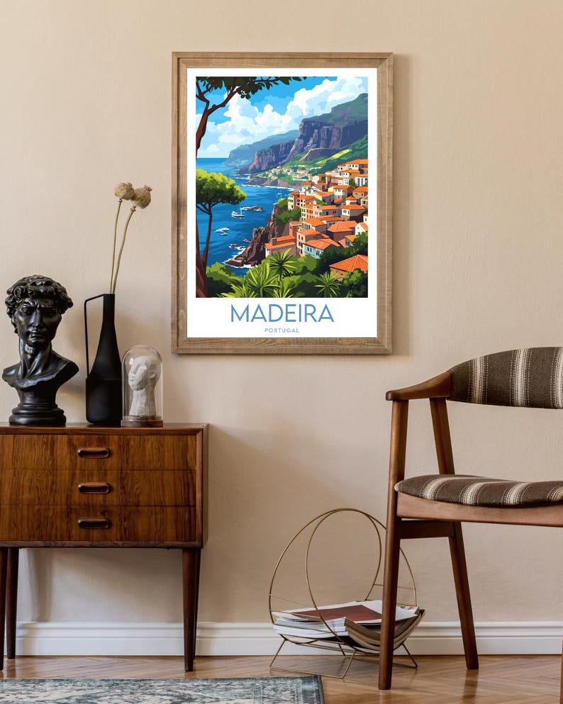Pu&ograve; includere: Un'illustrazione colorata di una citt&agrave; costiera a Madeira, Portogallo. L'immagine mostra una citt&agrave; in collina con edifici colorati, un mare blu e alberi verdi. Il testo "MADEIRA PORTUGAL" &egrave; in basso nell'immagine.