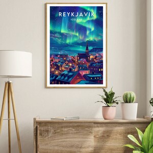 Pode incluir: Uma ilustra&ccedil;&atilde;o colorida da cidade de Reykjavik, Isl&acirc;ndia, com a aurora boreal no c&eacute;u. A cidade &eacute; representada com pequenas casas e um campan&aacute;rio de igreja. O texto "REYKJAVIK" e "ICELAND" &eacute; vis&iacute;vel na imagem.