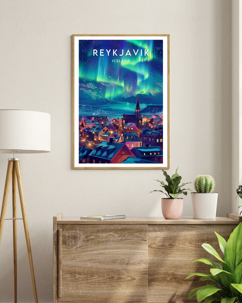 Pode incluir: Uma ilustra&ccedil;&atilde;o colorida da cidade de Reykjavik, Isl&acirc;ndia, com a aurora boreal no c&eacute;u. A cidade &eacute; representada com pequenas casas e um campan&aacute;rio de igreja. O texto "REYKJAVIK" e "ICELAND" &eacute; vis&iacute;vel na imagem.