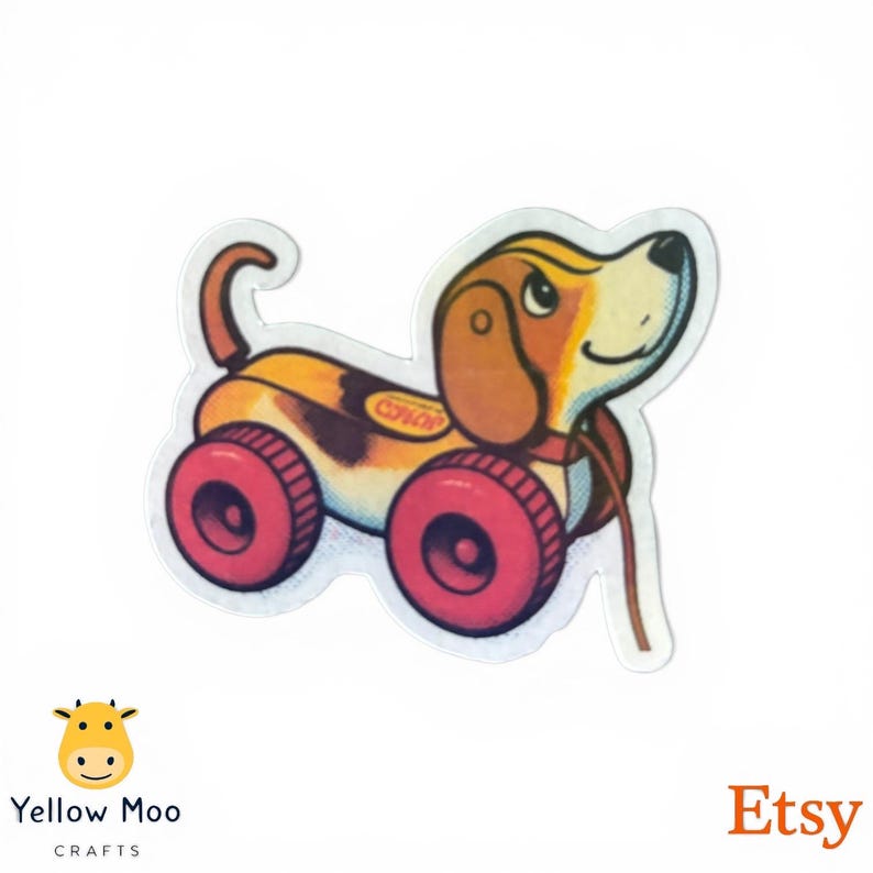 Pu&ograve; includere: Un adesivo di un giocattolo per cani da tirare vintage. Il cane ha un corpo marrone e giallo, ruote rosse e un cordino marrone. L'adesivo ha un bordo bianco e il logo Etsy.