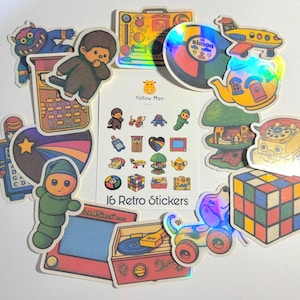 Pu&ograve; includere: Una collezione di 16 adesivi retr&ograve; con vari disegni. Include un boombox giallo, un disco con la parola "Simon", un Cubo di Rubik, un giradischi rosso, una teiera-casa gialla e un cane blu sulle ruote. Gli adesivi hanno un effetto olografico.