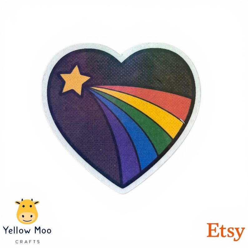 Pu&ograve; includere: Adesivo a forma di cuore con un design arcobaleno. L'adesivo presenta uno sfondo viola scuro con una stella gialla e un arcobaleno che ne emana. L'arcobaleno comprende i colori rosso, arancione, giallo, verde, blu e viola. L'adesivo ha un bordo bianco.