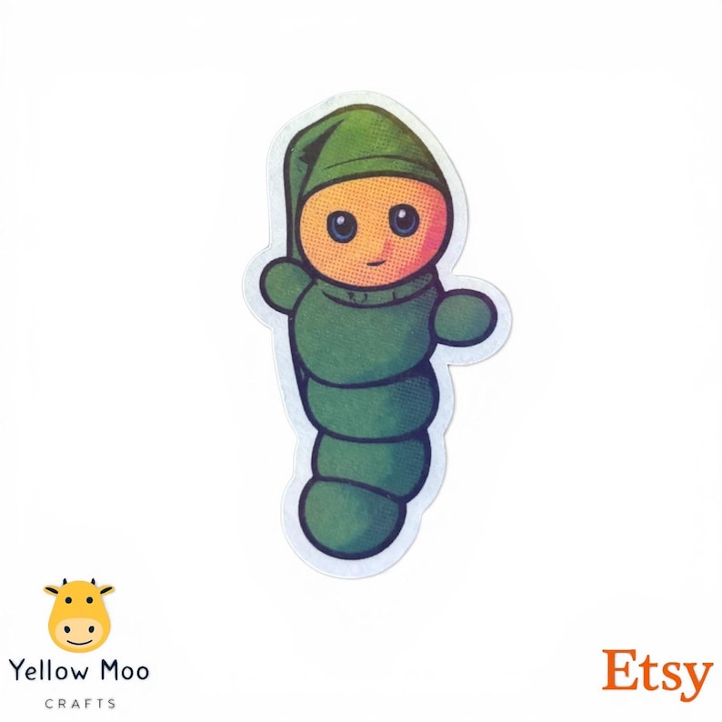 Pu&ograve; includere: Un adesivo raffigurante un personaggio dei cartoni animati simile a un bruco. Il personaggio ha un viso arancione con occhi blu e un piccolo sorriso, indossa un cappello verde e un corpo verde segmentato. L'adesivo ha un bordo bianco.