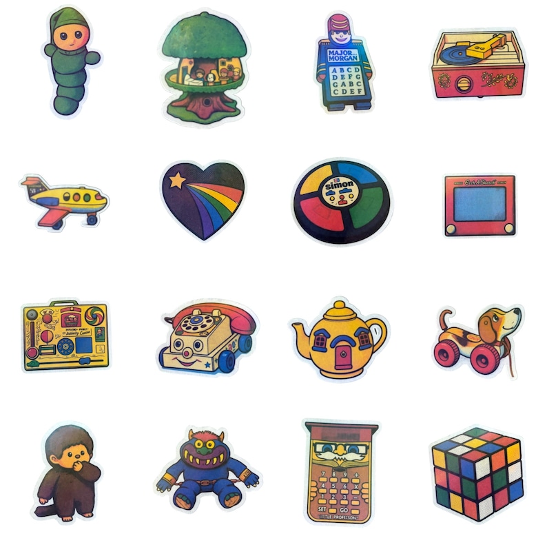 Pu&ograve; includere: Una collezione di adesivi di giocattoli vintage colorati. Include un bruco verde, una casa a fungo, un robot con blocchi alfabetici, un giradischi, un aereo giallo, un cuore arcobaleno, un gioco Simon e un Etch-A-Sketch.