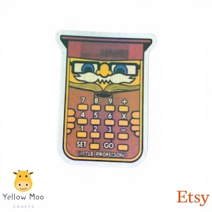 Pu&ograve; includere: Un adesivo con un design di calcolatrice vintage con la faccia di un professore. La calcolatrice ha una combinazione di colori marrone e giallo con numeri e pulsanti. Il testo "LITTLE PROFESSON" &egrave; in basso.