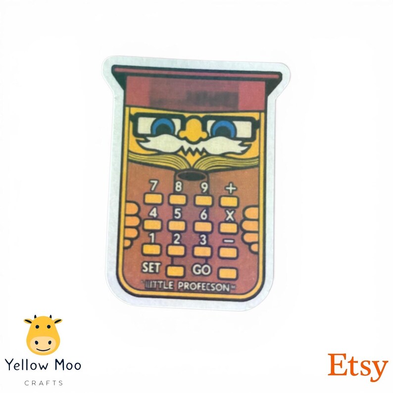 Pu&ograve; includere: Un adesivo con un design di calcolatrice vintage con la faccia di un professore. La calcolatrice ha una combinazione di colori marrone e giallo con numeri e pulsanti. Il testo "LITTLE PROFESSON" &egrave; in basso.