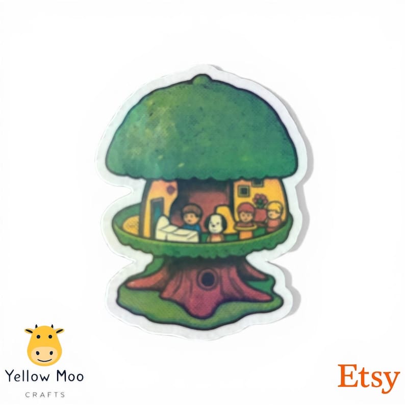 Pu&ograve; includere: Un adesivo con un design di casa sull'albero. La casa sull'albero ha una tettoia verde, una casa gialla e arancione e un tronco rosso. All'interno, ci sono diversi personaggi dei cartoni animati. L'adesivo ha un bordo bianco e il logo Etsy.