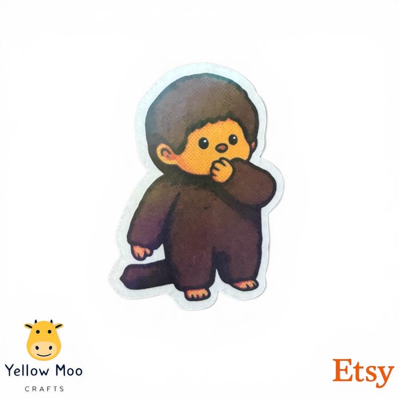 Pu&ograve; includere: Un adesivo raffigurante un personaggio dei cartoni animati con pelliccia marrone, testa marrone e viso arancione. Il personaggio &egrave; seduto con la mano vicino alla bocca. Il logo Etsy &egrave; in basso a destra.