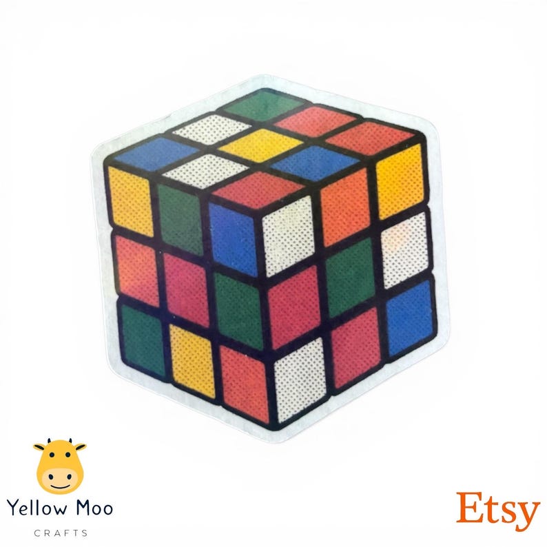 Pu&ograve; includere: Un adesivo con un design del Cubo di Rubik con bordo bianco. Il cubo presenta quadrati rossi, blu, gialli, verdi e arancioni. L'adesivo ha uno stile retr&ograve;. Il logo Etsy si trova nell'angolo in basso a destra.