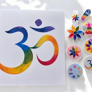 ¡Set de regalo! Tarjetas de felicitación arcoíris Chakra OM: interior en blanco, incluye marcapáginas y 6 pegatinas de chakras para la atención plena y el equilibrio.