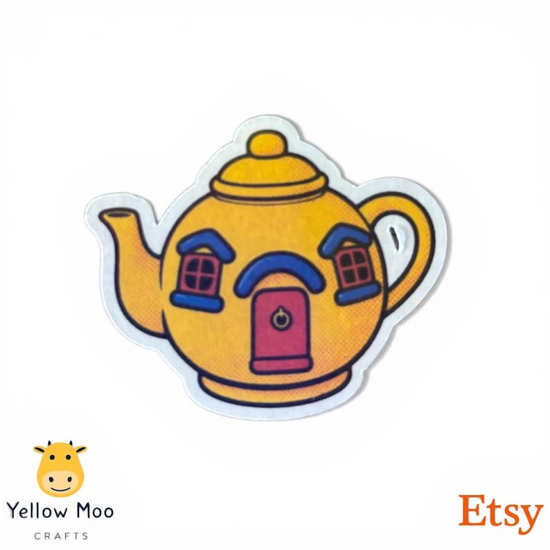 Pu&ograve; includere: Un adesivo a forma di teiera gialla con un design a casa. L'adesivo presenta un corpo giallo, un ingresso ad arco blu, una porta rossa e cornici blu. L'adesivo ha un bordo bianco e si trova su sfondo bianco.