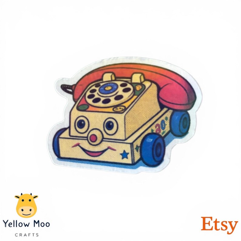 Pu&ograve; includere: Un adesivo di un telefono giocattolo vintage con una faccia sorridente. Il telefono &egrave; giallo con una cornetta rossa e ruote blu. L'adesivo ha un bordo bianco ed &egrave; visibile il numero "30".