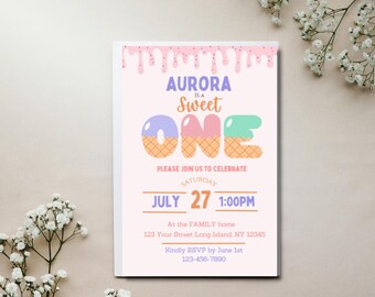 Peut inclure: Une invitation aux couleurs pastel avec le texte "AURORA is a Sweet ONE". Le design présente des lettres en forme de cornet de glace et des accents roses dégoulinants. L'invitation comprend la date, l'heure et les informations RSVP.