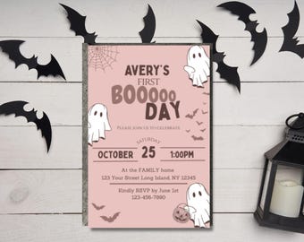 Op de afbeelding: Een roze Halloween-feestuitnodiging met de tekst "Avery's First BOOOO Day". De uitnodiging bevat illustraties van geesten, vleermuizen en een spinnenweb. De datum is 25 oktober om 13:00 uur. Zwarte vleermuisuitsparingen en een lantaarn versieren de achtergrond.
