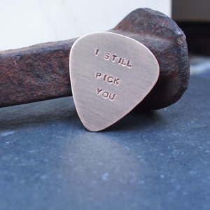 Selección de guitarra de bronce, regalo de 8 o 19 años, regalo de aniversario de bronce, te elijo bebé, todavía te elijo