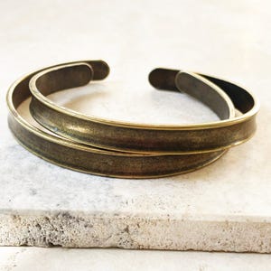 Brazalete vintage de latón con pátina oscura, regalo para el 21.º aniversario.
