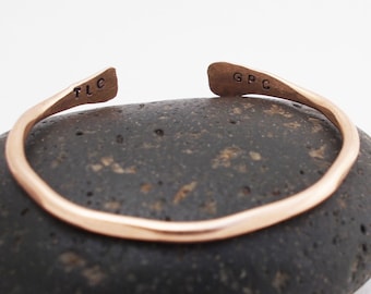 Pulsera de bronce para madre, puño estampado a mano con iniciales, aniversario de bronce