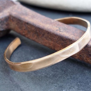 Gehamerd bronzen armband heren, cadeau 8e verjaardag, bronzen herenmanchet