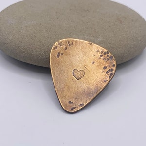 Palheta de guitarra de bronze, palheta de coração, presente de aniversário de bronze, 8º ou 19º aniversário, palheta de metal desgastado