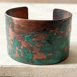 Handgefertigtes Kupfer Armreif: Grünspan Patina Statement Piece