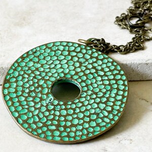 緑青のパティナ加工を施したブロンズ製ディスクネックレス、8周年または19周年記念ギフト