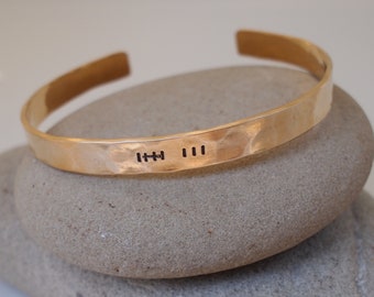 Bracelet en bronze avec marque de pointage, cadeau 8e ou 19e anniversaire pour elle, manchette de marque de hachure, 8 ans et plus