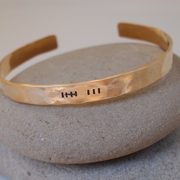 Bracelet en bronze avec marque de pointage, cadeau 8e ou 19e anniversaire pour elle, manchette de marque de hachure, 8 ans et plus