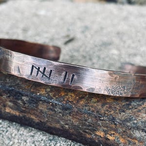 Kupferarmband für Herren mit Tally Marks, Hatch Mark Armband, 7. oder 22. Jahrestag, einzigartiges Kupfergeschenk für Ehemann, rustikales Kupfergeschenk