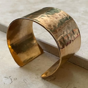 Handgemaakte brede bronzen manchetarmband, rustieke ambachtelijke sieraden
