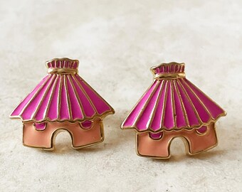 Boucles d'oreilles bungalow roses vintage : clous d'oreilles fantaisie en émail