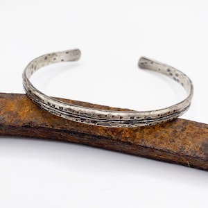 Pulsera de plata afligida para hombre, puño de plata pesada, regalo del 25 aniversario, plata rústica, 25 aniversario