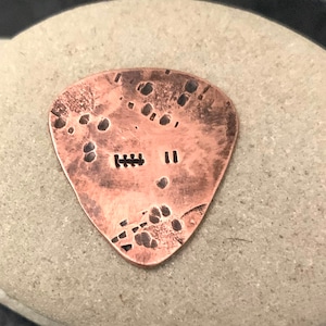 Koperen plectrum, 7 markeringen, cadeau 7e of 22e verjaardag, noodlijdende metalen plectrum, 22 arceringsmarkeringen