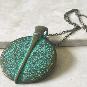 ブロンズディスクペンダントネックレス：緑青のパティナが特徴的な、8周年または19周年記念のユニークなギフト