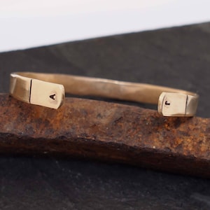Brazalete de bronce para hombre, pulsera con inicial para hombre, regalo del Día del Padre, regalo del octavo aniversario no